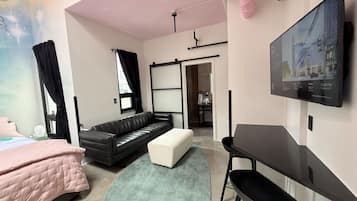 Suite Galeri, 1 Tempat Tidur King, Bebas Asap Rokok | Seprai premium, brankas, dan didekorasi berbeda-beda