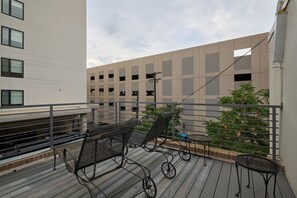 Grand Studio Suite, 1 Queen Bed, Non Smoking | Terrace/patio
