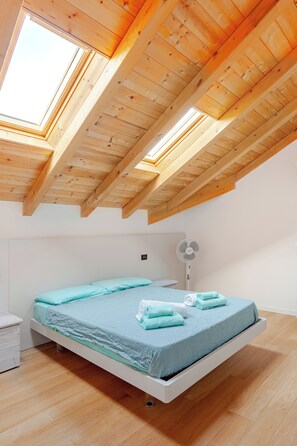 2 dormitoris, un bressol de viatge, wifi i roba de llit