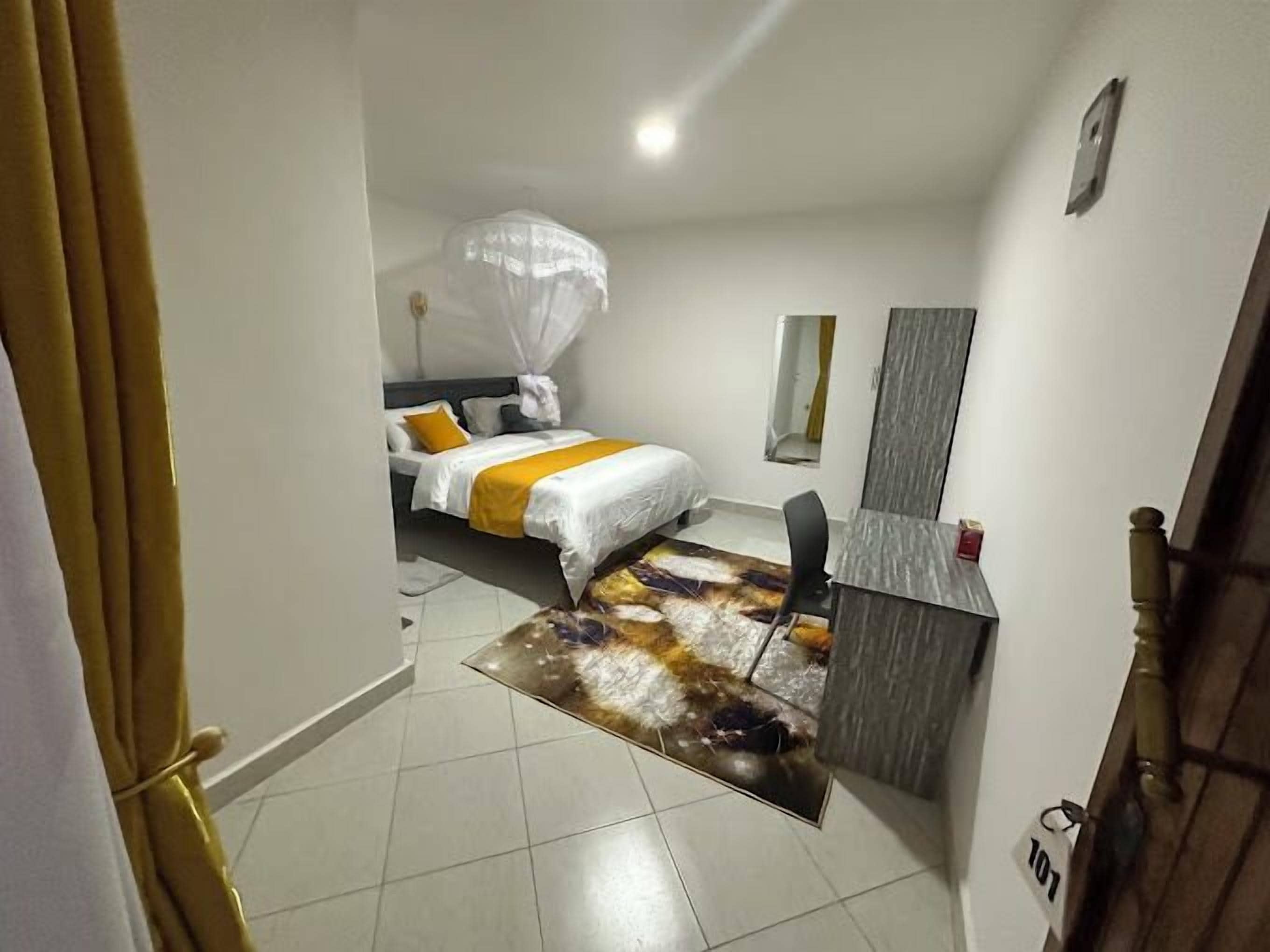 WiFi (無料)、ベッドシーツ