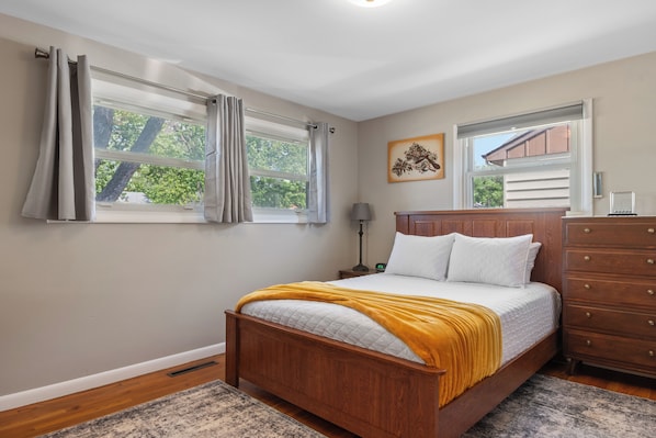 3 bedrooms, iron/ironing board, travel cot, free WiFi - ⁂Pet-friendly⁂Fenced yard w/deck⁂Pool Table⁂ (Rapid City)