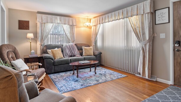 Unclassified image, 1 of 42, button - ⁂Pet-friendly⁂Fenced yard w/deck⁂Pool Table⁂ (Rapid City)