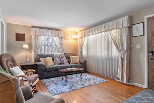 ⁂Pet-friendly⁂Fenced yard w/deck⁂Pool Table⁂
