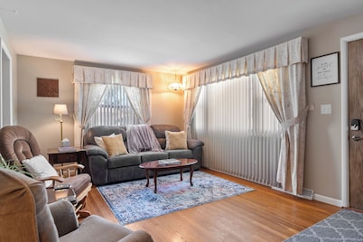 ⁂Pet-friendly⁂Fenced yard w/deck⁂Pool Table⁂