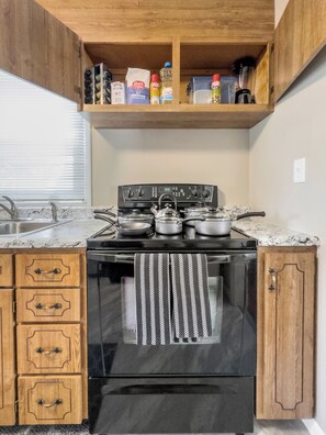 Fridge, microwave, oven, stovetop - ⁂Pet-friendly⁂Fenced yard w/deck⁂Pool Table⁂ (Rapid City)