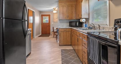 ⁂Pet-friendly⁂Fenced yard w/deck⁂Pool Table⁂