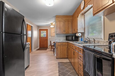 ⁂Pet-friendly⁂Fenced yard w/deck⁂Pool Table⁂