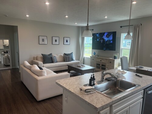 New 2024 Luxury 3BR Home Near Downtown Wooster & College