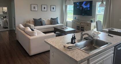 New 2024 Luxury 3BR Home Near Downtown Wooster & College