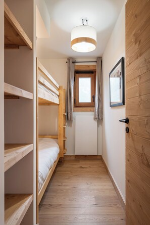 3 bedrooms, iron/ironing board, Internet, bed sheets