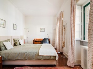 3 bedrooms, iron/ironing board, Internet, bed sheets - Charm Villa in Parede, few meters from the Beach. Beautiful garden with Jacuzzi (Parede)