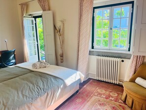3 bedrooms, iron/ironing board, Internet, bed sheets - Charm Villa in Parede, few meters from the Beach. Beautiful garden with Jacuzzi (Parede)