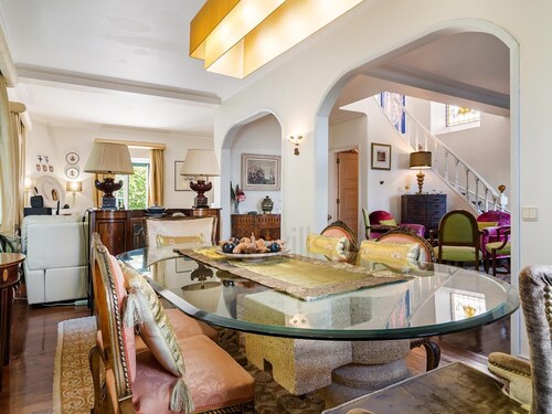 Charm Villa in Parede, few meters from the Beach. Beautiful garden with Jacuzzi