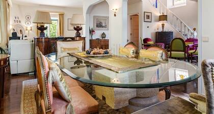 Charm Villa in Parede, few meters from the Beach. Beautiful garden with Jacuzzi