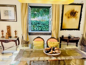 Dining - Charm Villa in Parede, few meters from the Beach. Beautiful garden with Jacuzzi (Parede)
