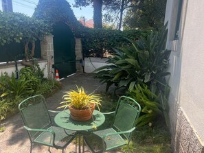 Outdoor dining - Charm Villa in Parede, few meters from the Beach. Beautiful garden with Jacuzzi (Parede)