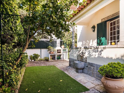 Charm Villa in Parede, few meters from the Beach. Beautiful garden with Jacuzzi