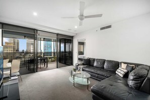 TV - Circle on Cavill - 1 Bedroom + Open Study - Low Floor (Up to Level 8) (Surfers Paradise)