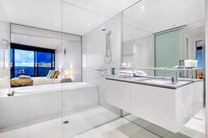 Dusch, hårtork och handdukar