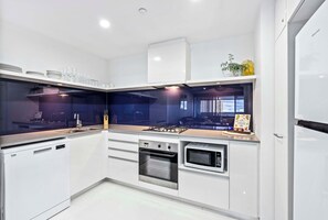 Réfrigérateur, micro-ondes, four, plaque de cuisson