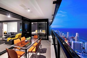 Dining - Circle on Cavill - 3 Bedroom 2 Bathroom - Ocean View (Surfers Paradise)