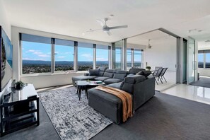 TV - Q Tower - Converted 3 Bedroom 2 Bathroom - Hinterland View (Surfers Paradise)
