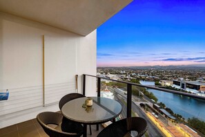 Outdoor dining - Sierra Grand - 2 Bedroom 2 Bathroom - Hinterland View (Broadbeach)