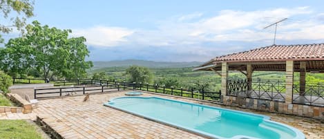 Villa | Piscina | Una piscina al aire libre