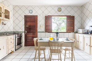 Villa | Private kitchen | Microwave, oven, blender - Casa de Campo c Piscina 5 Quartos-SH106D (Sairé)