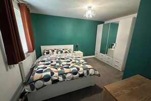 Iron/ironing board, free WiFi, bed sheets