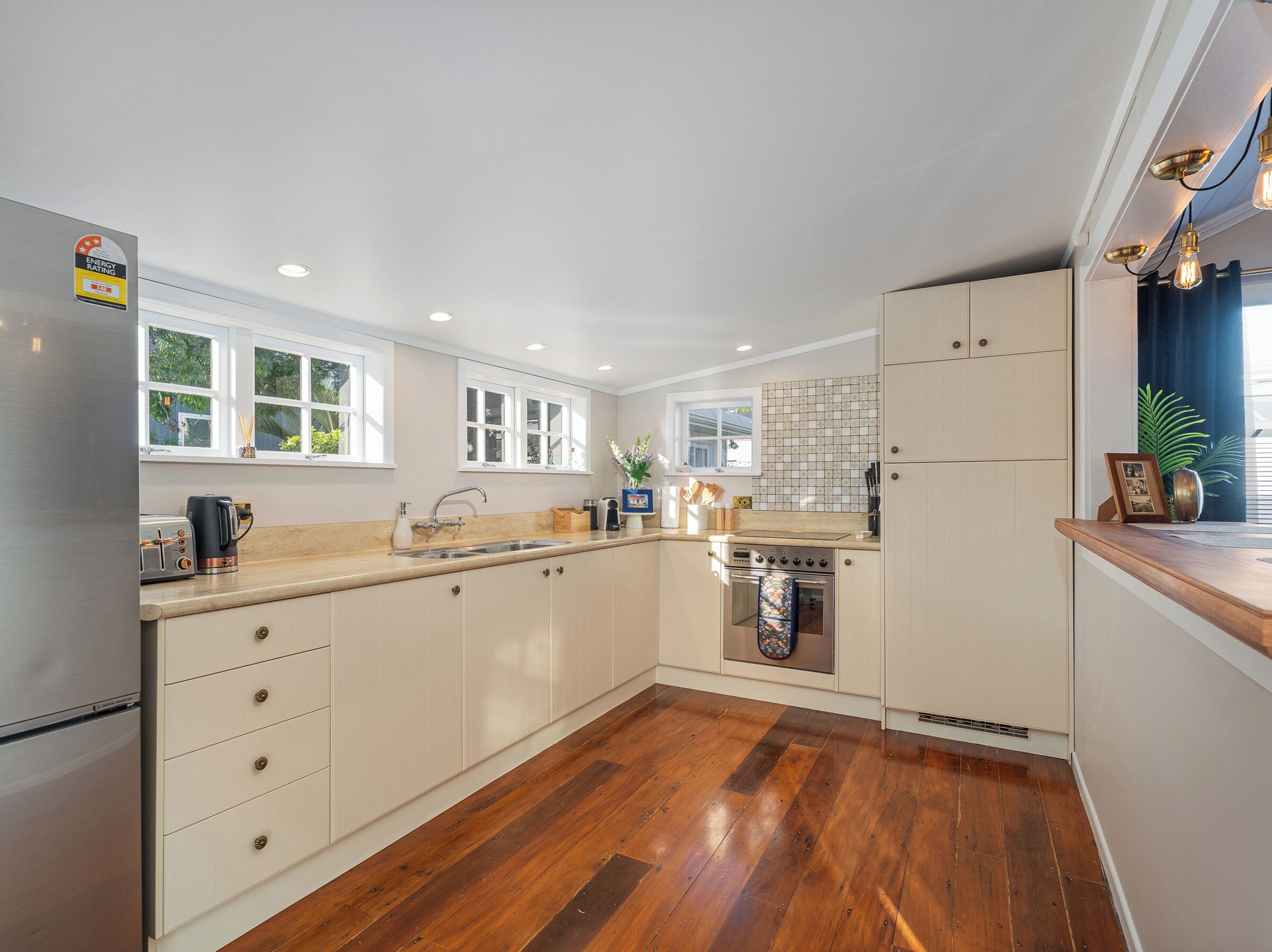 Refrigerador, microondas, cafetera y tetera y tostadora 