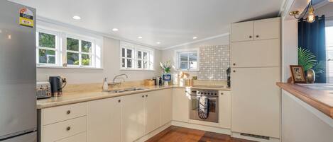 Kühlschrank, Mikrowelle, Wasserkocher mit Kaffee-/Teezubehör, Toaster