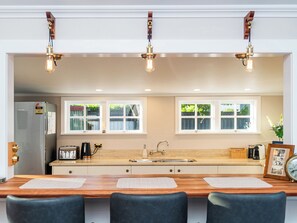 Refrigerador, microondas, cafetera/tetera, tostadora