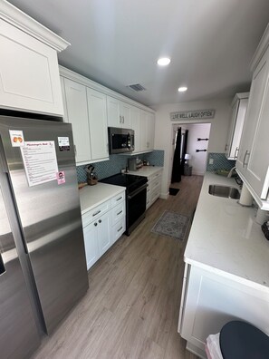 Mikroaaltouuni, uuni, liesi, astianpesukone