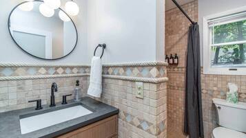Een douche, een haardroger, handdoeken, zeep