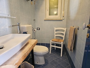 Family Apartment | Bathroom - The Spanish at Capri (Capri)