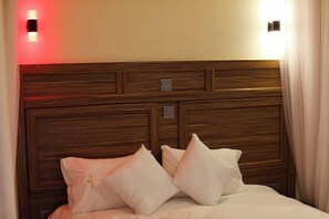 Habitación doble Deluxe, vista a la ciudad | Wifi gratis y ropa de cama