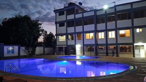 Una piscina al aire libre