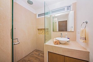 Dusche, Haartrockner, Handtücher, Seife