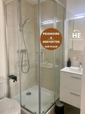 Douche, sĂšche-cheveux, serviettes fournies, savon