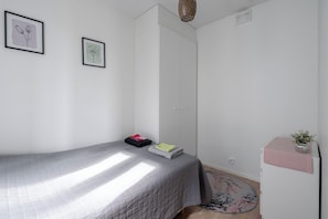Appartement supérieur, 2 chambres, vue sur le lac, en face de la plage | Espace de travail pour ordinateurs portables, fer et planche à repasser
