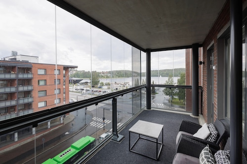 Spacious 2BR Apt - Lake View & Sauna