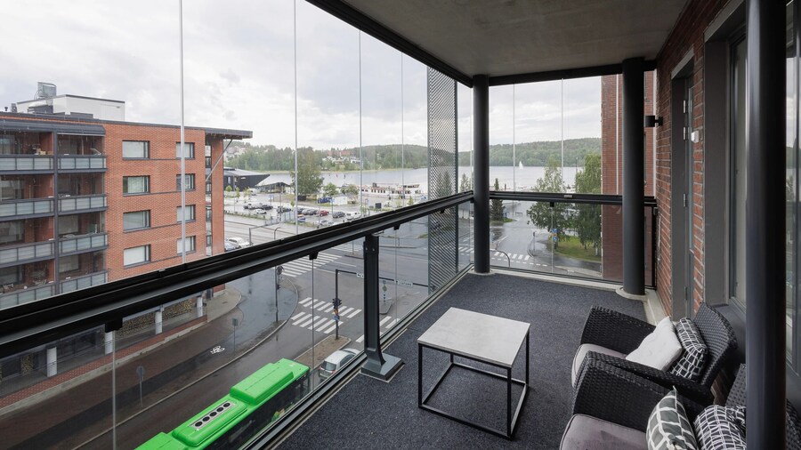 Spacious 2BR Apt - Lake View & Sauna