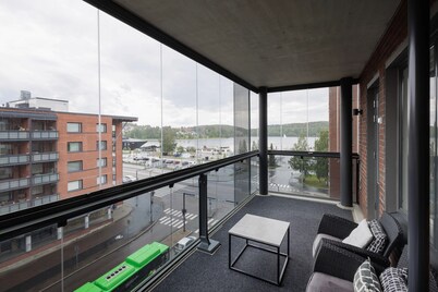 Spacious 2BR Apt - Lake View & Sauna