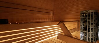 Spacious 2BR Apt - Lake View & Sauna