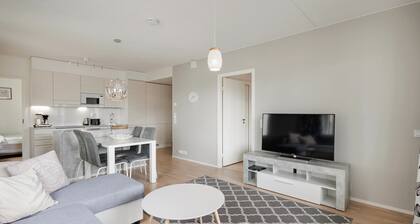 Spacious 2BR Apt - Lake View & Sauna
