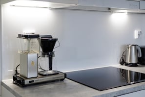 Superior-Apartment, 2 Schlafzimmer, Seeblick, StrandnÀhe | Kaffee und/oder Kaffeemaschine
