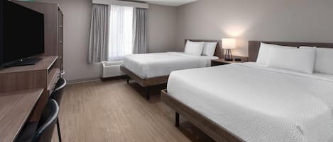 Suite, 2 queensize-senger, ikke-røyk | Skrivebord, skrivebord for bærbar PC og blendingsgardiner