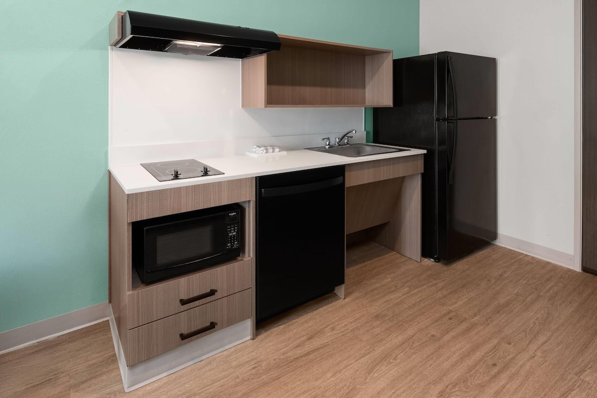 ห้องพัก, เตียงควีนไซส์ 1 เตียง, อุปกรณ์ช่วยการเคลื่อนไหว, ปลอดบุหรี่ (Bathtub W/grab Bars) | โต๊ะทำงาน, พื้นที่ทำงานแบบใช้แล็ปท็อป, ผ้าม่านกันแสง, Wi-Fi ฟรี