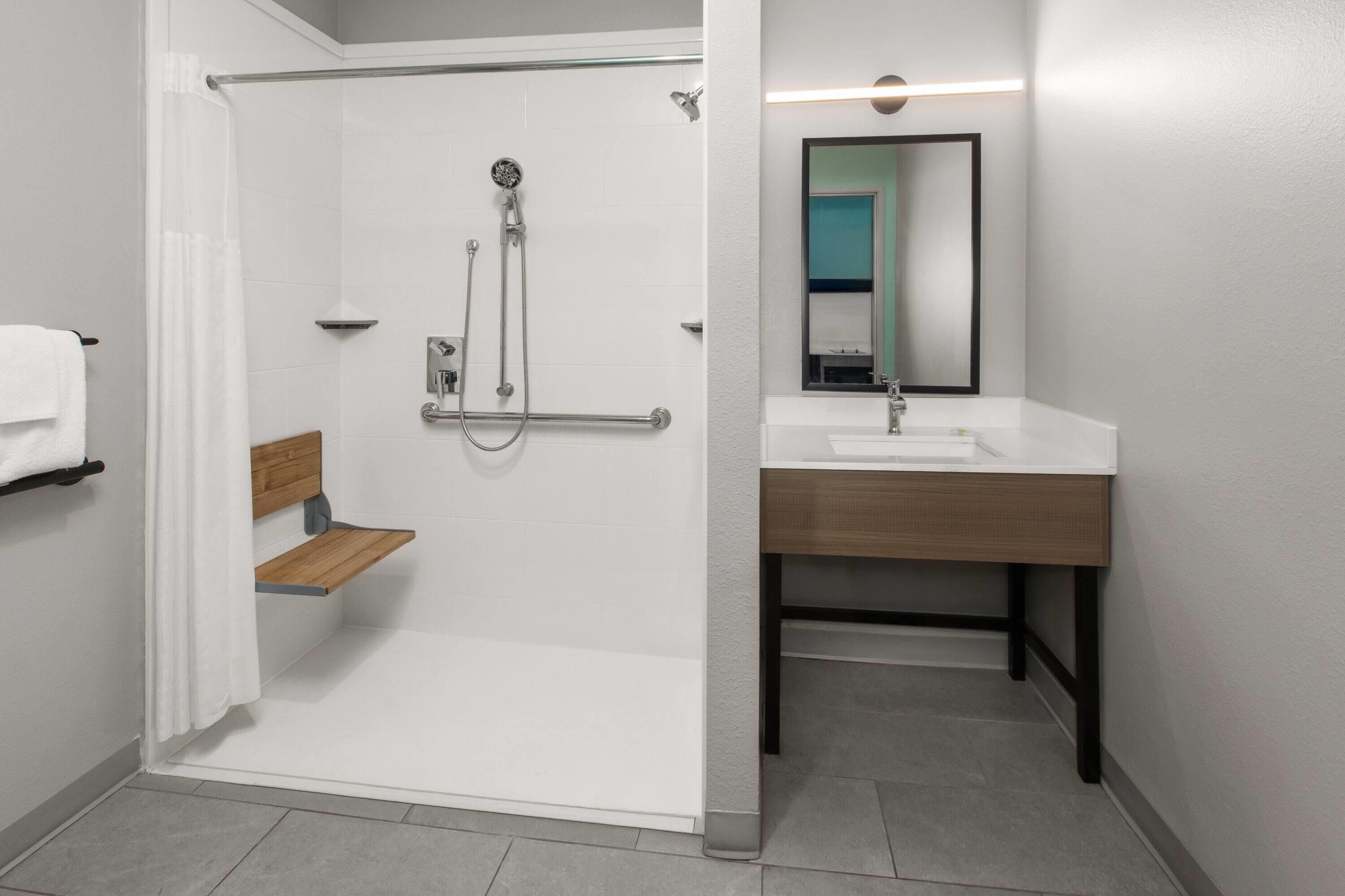 Room, 2 Queen Beds, Mobility Accessible, Non Smoking (Bathtub W/grab Bars) | Accessible bathroom